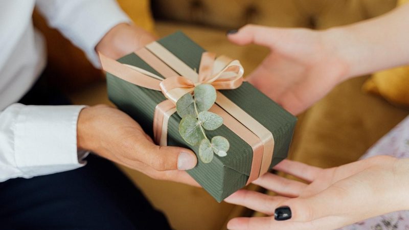 Wedding Gifts on a Budget: Offering Quality Gifts  When Money is Tight