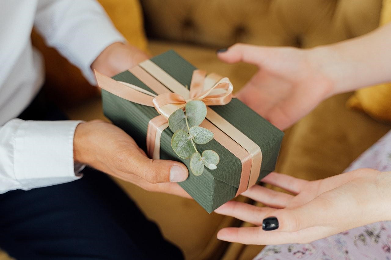 Wedding Gifts on a Budget: Offering Quality Gifts  When Money is Tight